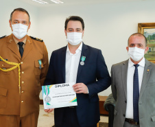 Ratinho Junior fez reconhecimento ao trabalho dos profissionais durante cerimônia reservada. O governador Ratinho Junior foi agraciado com a Medalha de Mérito da Casa Militar e a Medalha de Mérito da Defesa Civil. Foto: Rodrigo Felix Leal