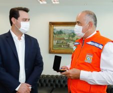 Ratinho Junior fez reconhecimento ao trabalho dos profissionais durante cerimônia reservada. O governador Ratinho Junior foi agraciado com a Medalha de Mérito da Casa Militar e a Medalha de Mérito da Defesa Civil. Foto: Rodrigo Felix Leal