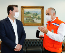 Ratinho Junior fez reconhecimento ao trabalho dos profissionais durante cerimônia reservada. O governador Ratinho Junior foi agraciado com a Medalha de Mérito da Casa Militar e a Medalha de Mérito da Defesa Civil. Foto: Rodrigo Felix Leal