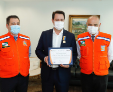 Ratinho Junior fez reconhecimento ao trabalho dos profissionais durante cerimônia reservada. O governador Ratinho Junior foi agraciado com a Medalha de Mérito da Casa Militar e a Medalha de Mérito da Defesa Civil. Foto: Rodrigo Felix Leal