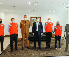 Ratinho Junior fez reconhecimento ao trabalho dos profissionais durante cerimônia reservada. O governador Ratinho Junior foi agraciado com a Medalha de Mérito da Casa Militar e a Medalha de Mérito da Defesa Civil. Foto: Rodrigo Felix Leal