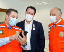 Ratinho Junior fez reconhecimento ao trabalho dos profissionais durante cerimônia reservada. O governador Ratinho Junior foi agraciado com a Medalha de Mérito da Casa Militar e a Medalha de Mérito da Defesa Civil. Foto: Rodrigo Felix Leal