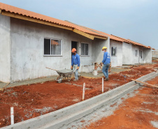 As 40 casas em Foz do Iguaçu serão cedidas em sistema de aluguel social para pessoas com mais de 60 anos e renda mensal de um a seis salários mínimos. As inscrições devem ser feitas no site da Cohapar.
