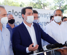 O governador Ratinho Junior também conheceu o espaço do Parque Tecnológico de Maringá, que ocupará um terreno de 180 mil metros quadrados, subdivividos em mais de 50 loteamentos, próximo ao Parque do Japão. A expectativa é reunir em um só espaço, com toda a infraestrutura necessária, a maior parte da inovação 