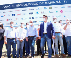 O governador Ratinho Junior também conheceu o espaço do Parque Tecnológico de Maringá, que ocupará um terreno de 180 mil metros quadrados, subdivividos em mais de 50 loteamentos, próximo ao Parque do Japão. A expectativa é reunir em um só espaço, com toda a infraestrutura necessária, a maior parte da inovação 