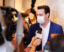 Governador Carlos massa Ratinho Junior participa do lançamento da pedra fundamental da Unique Medical