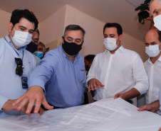 O governador Carlos Massa Ratinho Junior destacou nesta quinta-feira (22) dois importantes projetos que vão impulsionar a área de saúde em Maringá e na região Noroeste. Ele esteve nas obras do Hospital da Criança, uma unidade de 164 leitos que está sendo construído com recursos do Governo do Estado, governo federal e Organização Mundial da Família (OMF).
