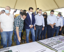 O governador Ratinho Junior também conheceu o espaço do Parque Tecnológico de Maringá, que ocupará um terreno de 180 mil metros quadrados, subdivividos em mais de 50 loteamentos, próximo ao Parque do Japão. A expectativa é reunir em um só espaço, com toda a infraestrutura necessária, a maior parte da inovação tecnológica do município.
Foto Gilson Abreu