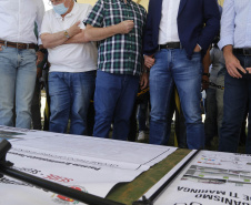 O governador Ratinho Junior também conheceu o espaço do Parque Tecnológico de Maringá, que ocupará um terreno de 180 mil metros quadrados, subdivividos em mais de 50 loteamentos, próximo ao Parque do Japão. A expectativa é reunir em um só espaço, com toda a infraestrutura necessária, a maior parte da inovação tecnológica do município.
Foto Gilson Abreu