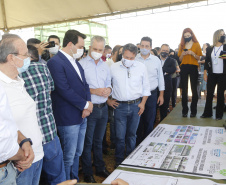 O governador Ratinho Junior também conheceu o espaço do Parque Tecnológico de Maringá, que ocupará um terreno de 180 mil metros quadrados, subdivividos em mais de 50 loteamentos, próximo ao Parque do Japão. A expectativa é reunir em um só espaço, com toda a infraestrutura necessária, a maior parte da inovação tecnológica do município.
Foto Gilson Abreu