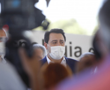 O governador Ratinho Junior também conheceu o espaço do Parque Tecnológico de Maringá, que ocupará um terreno de 180 mil metros quadrados, subdivividos em mais de 50 loteamentos, próximo ao Parque do Japão. A expectativa é reunir em um só espaço, com toda a infraestrutura necessária, a maior parte da inovação tecnológica do município.
Foto Gilson Abreu