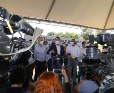 O governador Ratinho Junior também conheceu o espaço do Parque Tecnológico de Maringá, que ocupará um terreno de 180 mil metros quadrados, subdivividos em mais de 50 loteamentos, próximo ao Parque do Japão. A expectativa é reunir em um só espaço, com toda a infraestrutura necessária, a maior parte da inovação tecnológica do município.
Foto Gilson Abreu