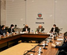 O Governo do Paraná quer atrair mais investimentos produtivos para os municípios, a fim de incrementar a oferta de emprego e renda localmente, segundo afirmou o vice-governador Darci Piana ao participar, nesta quinta-feira (22) do Fórum Invest. O evento foi online e apresentou a prefeitos e secretários municipais, as ações da Invest Paraná, agência estadual responsável pela prospecção de novos negócios e atração de empresas. Foto: Camila Tonett