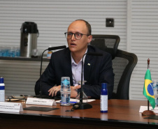 O Governo do Paraná quer atrair mais investimentos produtivos para os municípios, a fim de incrementar a oferta de emprego e renda localmente, segundo afirmou o vice-governador Darci Piana ao participar, nesta quinta-feira (22) do Fórum Invest. O evento foi online e apresentou a prefeitos e secretários municipais, as ações da Invest Paraná, agência estadual responsável pela prospecção de novos negócios e atração de empresas. Foto: Camila Tonett