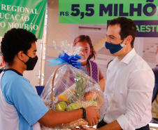 A retomada das aulas presenciais será ainda mais especial para os alunos do Colégio Estadual Novo Horizonte, em Campo Mourão, no Centro-Oeste do Paraná. A data ainda não está certa, mas quando retornarem, os estudantes terão um espaço novinho, maior e mais moderno. Nesta quinta-feira (22), o governador Carlos Massa Ratinho Junior esteve na cidade para inaugurar a nova sede da escola.