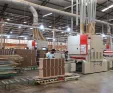 FEITA NO PARANA - Grupo Munhoz Caetano, holding do segmento moveleiro, que produz móveis seriados para o segmento de sala de estar.  A Caemmun Movelaria está sediada em Arapongas, um dos maiores polos moveleiros do país. Na foto fabrica da Filial Sabáudia. 06/10/2020 - Foto: Geraldo Bubniak/AEN