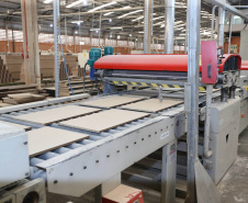 FEITA NO PARANA - Grupo Munhoz Caetano, holding do segmento moveleiro, que produz móveis seriados para o segmento de sala de estar.  A Caemmun Movelaria está sediada em Arapongas, um dos maiores polos moveleiros do país. Na foto fabrica da Filial Sabáudia. 06/10/2020 - Foto: Geraldo Bubniak/AEN