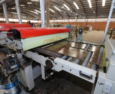 FEITA NO PARANA - Grupo Munhoz Caetano, holding do segmento moveleiro, que produz móveis seriados para o segmento de sala de estar.  A Caemmun Movelaria está sediada em Arapongas, um dos maiores polos moveleiros do país. Na foto fabrica da Filial Sabáudia. 06/10/2020 - Foto: Geraldo Bubniak/AEN