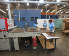 FEITA NO PARANA - Grupo Munhoz Caetano, holding do segmento moveleiro, que produz móveis seriados para o segmento de sala de estar.  A Caemmun Movelaria está sediada em Arapongas, um dos maiores polos moveleiros do país. Na foto fabrica da Filial Sabáudia. 06/10/2020 - Foto: Geraldo Bubniak/AEN