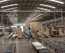 FEITA NO PARANA - Grupo Munhoz Caetano, holding do segmento moveleiro, que produz móveis seriados para o segmento de sala de estar.  A Caemmun Movelaria está sediada em Arapongas, um dos maiores polos moveleiros do país. Na foto fabrica da Filial Sabáudia. 06/10/2020 - Foto: Geraldo Bubniak/AEN