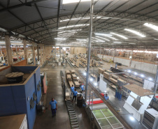 FEITA NO PARANA - Grupo Munhoz Caetano, holding do segmento moveleiro, que produz móveis seriados para o segmento de sala de estar.  A Caemmun Movelaria está sediada em Arapongas, um dos maiores polos moveleiros do país. Na foto fabrica da Filial Sabáudia. 06/10/2020 - Foto: Geraldo Bubniak/AEN