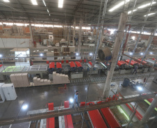 FEITA NO PARANA - Grupo Munhoz Caetano, holding do segmento moveleiro, que produz móveis seriados para o segmento de sala de estar.  A Caemmun Movelaria está sediada em Arapongas, um dos maiores polos moveleiros do país. Na foto fabrica da Filial Sabáudia. 06/10/2020 - Foto: Geraldo Bubniak/AEN