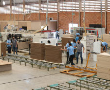 FEITA NO PARANA - Grupo Munhoz Caetano, holding do segmento moveleiro, que produz móveis seriados para o segmento de sala de estar.  A Caemmun Movelaria está sediada em Arapongas, um dos maiores polos moveleiros do país. Na foto fabrica da Filial Sabáudia. 06/10/2020 - Foto: Geraldo Bubniak/AEN