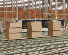 FEITA NO PARANA - Grupo Munhoz Caetano, holding do segmento moveleiro, que produz móveis seriados para o segmento de sala de estar.  A Caemmun Movelaria está sediada em Arapongas, um dos maiores polos moveleiros do país. Na foto fabrica da Filial Sabáudia. 06/10/2020 - Foto: Geraldo Bubniak/AEN