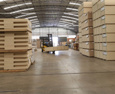 FEITA NO PARANA - Grupo Munhoz Caetano, holding do segmento moveleiro, que produz móveis seriados para o segmento de sala de estar.  A Caemmun Movelaria está sediada em Arapongas, um dos maiores polos moveleiros do país. Na foto fabrica da Filial Sabáudia. 06/10/2020 - Foto: Geraldo Bubniak/AEN