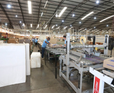 FEITA NO PARANA - Grupo Munhoz Caetano, holding do segmento moveleiro, que produz móveis seriados para o segmento de sala de estar.  A Caemmun Movelaria está sediada em Arapongas, um dos maiores polos moveleiros do país. Na foto fabrica da Filial Sabáudia. 06/10/2020 - Foto: Geraldo Bubniak/AEN