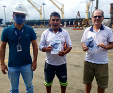 O cuidado com animais marinhos que vivem na área dos portos de Paranaguá e Antonina é o tema de uma nova campanha da Portos do Paraná. A empresa pública, em conjunto com a Cia Ambiental, desenvolveu uma cartilha para orientar embarcações sobre como agir ao encontrar grupos de botos-cinza durante a navegação.