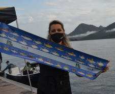 O Projeto Rio Vivo da Secretaria de Desenvolvimento Sustentável e do Turismo (Sedest) foi retomado no sábado (24), em Guaratuba, com o Festival Sul Brasileiro de Pesca. A iniciativa busca a preservação das bacias hidrográficas do Estado com o repovoamento de espécies de peixes nativos e o estímulo do turismo de atividades aquáticas.
Foto; Daniele Iachecen