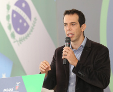O governador Carlos Massa Ratinho Junior lança nesta segunda-feira (26) o programa de colégios cívico-militares do Estado. No mesmo ato  é assinada a regulamentação da lei que autorizou o projeto e anunciada a lista das cerca de 200 unidades beneficiadas nesse primeiro momento.Na foto, Renato Feder, secretário de educação do Paraná.   Curitiba, 26/09/2020. Foto: Geraldo Bubniak/AEN