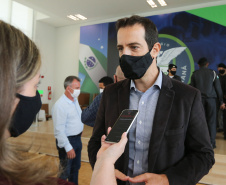 O governador Carlos Massa Ratinho Junior lança nesta segunda-feira (26) o programa de colégios cívico-militares do Estado. No mesmo ato  é assinada a regulamentação da lei que autorizou o projeto e anunciada a lista das cerca de 200 unidades beneficiadas nesse primeiro momento.Na foto, Renato Feder, secretário de educação do Paraná.   Curitiba, 26/09/2020. Foto: Geraldo Bubniak/AEN