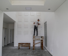 A famosa brincadeira do antes e depois da transformação que anima programas de auditório pelo País serve para ilustrar bem a situação do Centro de Referência Especializado de Assistência Social (Creas) de Pontal Paraná, no Litoral. A estrutura provisória, acanhada, que funciona nos fundos de uma unidade da secretaria municipal da Saúde, vai dar lugar a um complexo novo, com 206 metros quadrados, projetado para receber todas as atividades desenvolvidas pelo órgão no balneário de Ipanema.
