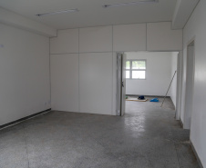A famosa brincadeira do antes e depois da transformação que anima programas de auditório pelo País serve para ilustrar bem a situação do Centro de Referência Especializado de Assistência Social (Creas) de Pontal Paraná, no Litoral. A estrutura provisória, acanhada, que funciona nos fundos de uma unidade da secretaria municipal da Saúde, vai dar lugar a um complexo novo, com 206 metros quadrados, projetado para receber todas as atividades desenvolvidas pelo órgão no balneário de Ipanema.