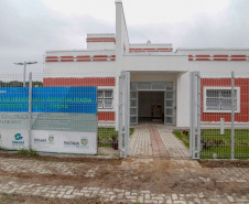 A famosa brincadeira do antes e depois da transformação que anima programas de auditório pelo País serve para ilustrar bem a situação do Centro de Referência Especializado de Assistência Social (Creas) de Pontal Paraná, no Litoral. A estrutura provisória, acanhada, que funciona nos fundos de uma unidade da secretaria municipal da Saúde, vai dar lugar a um complexo novo, com 206 metros quadrados, projetado para receber todas as atividades desenvolvidas pelo órgão no balneário de Ipanema.