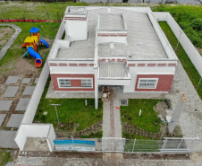 A famosa brincadeira do antes e depois da transformação que anima programas de auditório pelo País serve para ilustrar bem a situação do Centro de Referência Especializado de Assistência Social (Creas) de Pontal Paraná, no Litoral. A estrutura provisória, acanhada, que funciona nos fundos de uma unidade da secretaria municipal da Saúde, vai dar lugar a um complexo novo, com 206 metros quadrados, projetado para receber todas as atividades desenvolvidas pelo órgão no balneário de Ipanema.