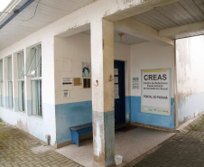 A famosa brincadeira do antes e depois da transformação que anima programas de auditório pelo País serve para ilustrar bem a situação do Centro de Referência Especializado de Assistência Social (Creas) de Pontal Paraná, no Litoral. A estrutura provisória, acanhada, que funciona nos fundos de uma unidade da secretaria municipal da Saúde, vai dar lugar a um complexo novo, com 206 metros quadrados, projetado para receber todas as atividades desenvolvidas pelo órgão no balneário de Ipanema.