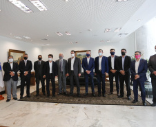 O Paraná vai ampliar as movimentações de granéis sólidos (fertilizantes nitrogenados, fosfatados e potássio) por meio do Porto de Antonina. O governador Carlos Massa Ratinho Junior assinou nesta terça-feira (27), em cerimônia no Palácio Iguaçu, protocolo de intenções com a Interbulk S.A, que prevê a adesão da empresa ao programa de benefícios fiscais do Estado.   Foto : Jonathan Campos / AEN