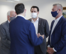 O Paraná vai ampliar as movimentações de granéis sólidos (fertilizantes nitrogenados, fosfatados e potássio) por meio do Porto de Antonina. O governador Carlos Massa Ratinho Junior assinou nesta terça-feira (27), em cerimônia no Palácio Iguaçu, protocolo de intenções com a Interbulk S.A, que prevê a adesão da empresa ao programa de benefícios fiscais do Estado.   Foto : Jonathan Campos / AEN