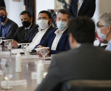 O Paraná vai ampliar as movimentações de granéis sólidos (fertilizantes nitrogenados, fosfatados e potássio) por meio do Porto de Antonina. O governador Carlos Massa Ratinho Junior assinou nesta terça-feira (27), em cerimônia no Palácio Iguaçu, protocolo de intenções com a Interbulk S.A, que prevê a adesão da empresa ao programa de benefícios fiscais do Estado.   Foto : Jonathan Campos / AEN