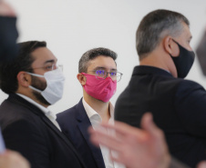 O Paraná vai ampliar as movimentações de granéis sólidos (fertilizantes nitrogenados, fosfatados e potássio) por meio do Porto de Antonina. O governador Carlos Massa Ratinho Junior assinou nesta terça-feira (27), em cerimônia no Palácio Iguaçu, protocolo de intenções com a Interbulk S.A, que prevê a adesão da empresa ao programa de benefícios fiscais do Estado.   Foto : Jonathan Campos / AEN