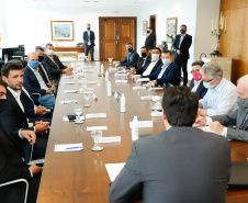 O Paraná vai ampliar as movimentações de granéis sólidos (fertilizantes nitrogenados, fosfatados e potássio) por meio do Porto de Antonina. O governador Carlos Massa Ratinho Junior assinou nesta terça-feira (27), no Palácio Iguaçu, protocolo de intenções com a Interbulk S.A, que prevê a adesão da empresa ao programa de benefícios fiscais do Estado. O investimento privado será de R$ 159,09 milhões.