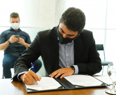 O Paraná vai ampliar as movimentações de granéis sólidos (fertilizantes nitrogenados, fosfatados e potássio) por meio do Porto de Antonina. O governador Carlos Massa Ratinho Junior assinou nesta terça-feira (27), no Palácio Iguaçu, protocolo de intenções com a Interbulk S.A, que prevê a adesão da empresa ao programa de benefícios fiscais do Estado. O investimento privado será de R$ 159,09 milhões.