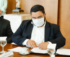 O Paraná vai ampliar as movimentações de granéis sólidos (fertilizantes nitrogenados, fosfatados e potássio) por meio do Porto de Antonina. O governador Carlos Massa Ratinho Junior assinou nesta terça-feira (27), no Palácio Iguaçu, protocolo de intenções com a Interbulk S.A, que prevê a adesão da empresa ao programa de benefícios fiscais do Estado. O investimento privado será de R$ 159,09 milhões.