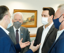O Paraná vai ampliar as movimentações de granéis sólidos (fertilizantes nitrogenados, fosfatados e potássio) por meio do Porto de Antonina. O governador Carlos Massa Ratinho Junior assinou nesta terça-feira (27), no Palácio Iguaçu, protocolo de intenções com a Interbulk S.A, que prevê a adesão da empresa ao programa de benefícios fiscais do Estado. O investimento privado será de R$ 159,09 milhões.