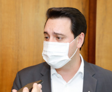 O Paraná vai ampliar as movimentações de granéis sólidos (fertilizantes nitrogenados, fosfatados e potássio) por meio do Porto de Antonina. O governador Carlos Massa Ratinho Junior assinou nesta terça-feira (27), no Palácio Iguaçu, protocolo de intenções com a Interbulk S.A, que prevê a adesão da empresa ao programa de benefícios fiscais do Estado. O investimento privado será de R$ 159,09 milhões.