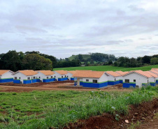 Vinte famílias que viviam em situação precária no em Boa Vista da Aparecida, município da região Oeste do Paraná, receberam as chaves da casa própria. A entrega das moradias, nesta terça-feira (27), contou com a participação de representantes do Governo do Estado, prefeitura e da Itaipu Binacional, que foram parceiros na viabilização do projeto que somou cerca de R$ 1,3 milhão de investimentos. Foto: Cohapar