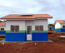 Vinte famílias que viviam em situação precária no em Boa Vista da Aparecida, município da região Oeste do Paraná, receberam as chaves da casa própria. A entrega das moradias, nesta terça-feira (27), contou com a participação de representantes do Governo do Estado, prefeitura e da Itaipu Binacional, que foram parceiros na viabilização do projeto que somou cerca de R$ 1,3 milhão de investimentos. Foto: Cohapar